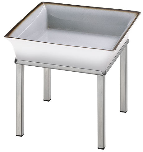 Weiße Schale auf Metallständer.