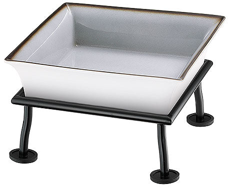 Weiße Schale auf schwarzem Gestell.