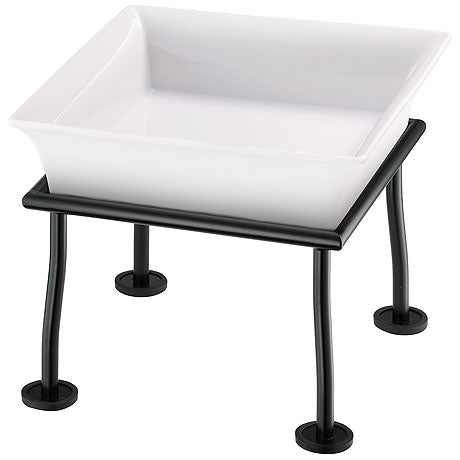 Weiße Schale auf schwarzem Gestell.