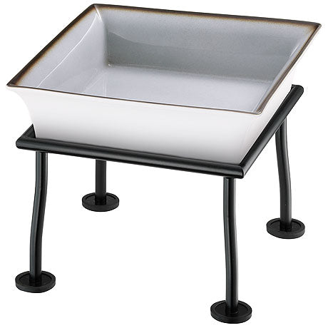 Schüssel auf schwarzem Gestell.