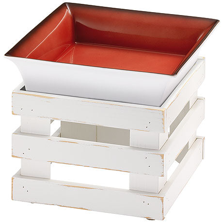 Weiße Holzkiste mit roter Schale.