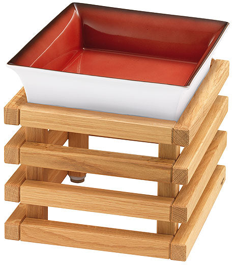 Rote Schale auf Holzgestell.