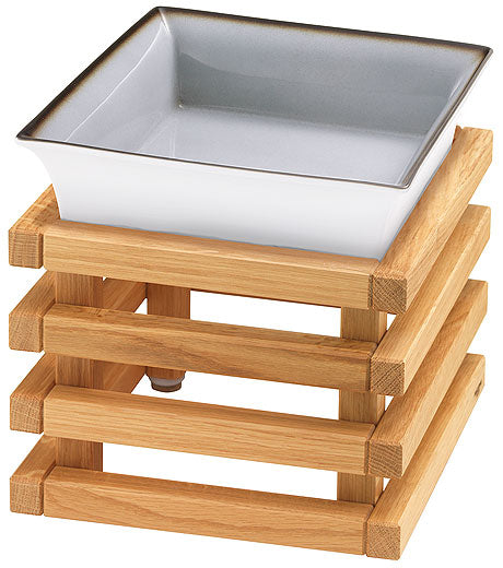 Porzellanschale auf Holzgestell.