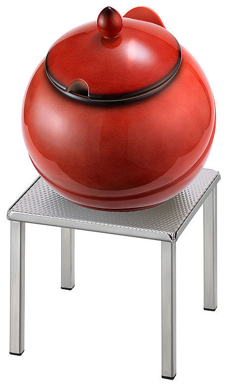 Roter Topf auf Metalltisch.
