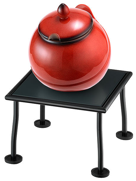 Roter Topf auf kleinem Tisch.
