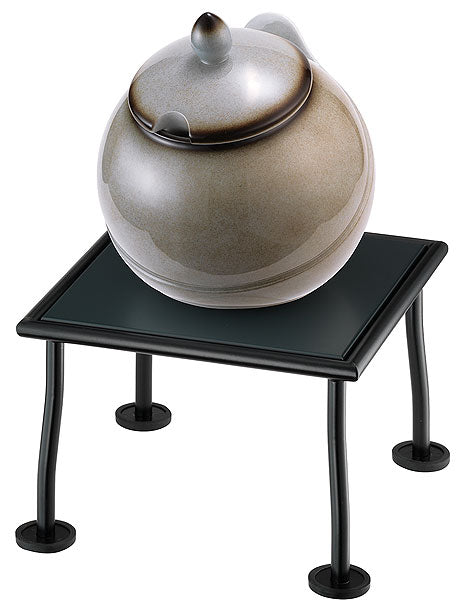 Suppentopf auf kleinem Tisch.