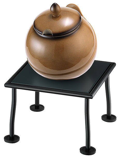 Suppentopf auf kleinem Tisch.