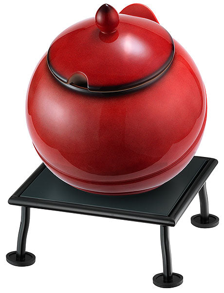 Roter Topf auf schwarzem Ständer.