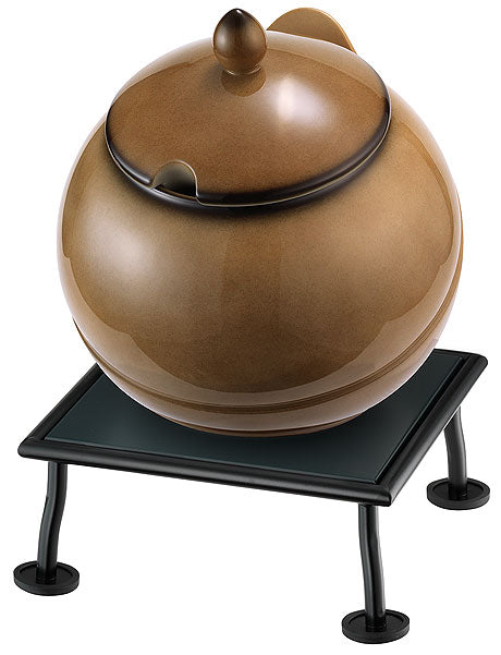 Suppentopf auf kleinem Tisch.