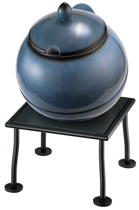 Suppentopf auf kleinem Tisch.
