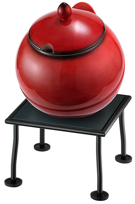 Roter Topf auf schwarzem Gestell.