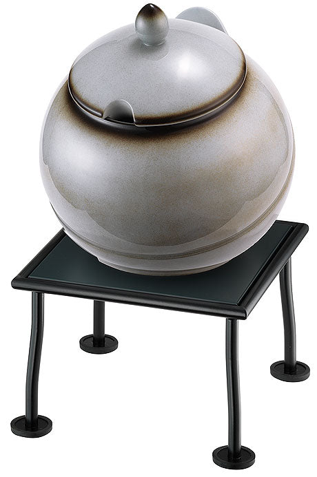 Suppentopf auf kleinem Tisch.