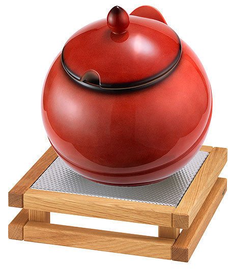 Rote Suppenschüssel auf Holzständer.