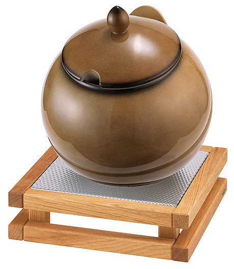 Brauner Topf auf Holzständer.