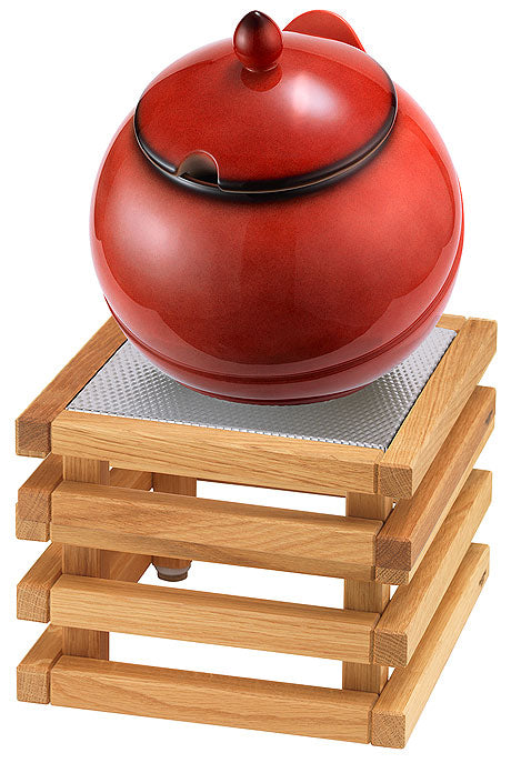 Roter Topf auf Holzgestell.