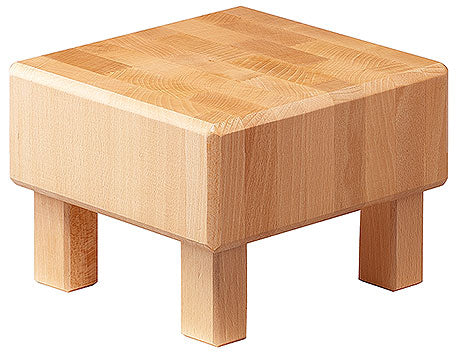 Holz-Schneidebrett auf Beinen.