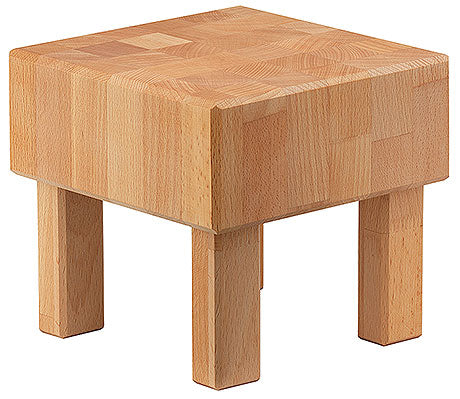 Holzschneidebrett auf vier Beinen.
