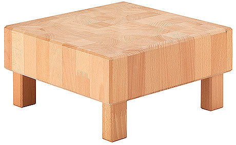Holzblock auf vier Beinen.