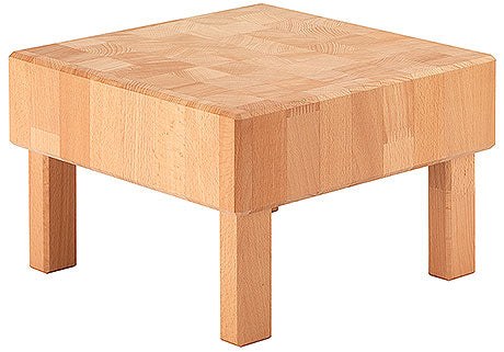 Holzschneidebrett auf Beinen.