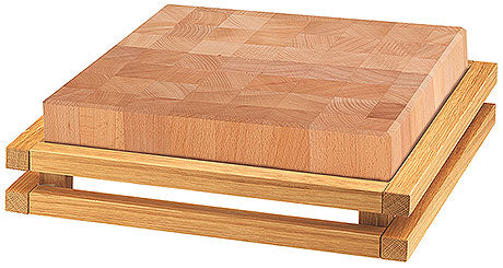 Holz-Schneidebrett auf Holzgestell.