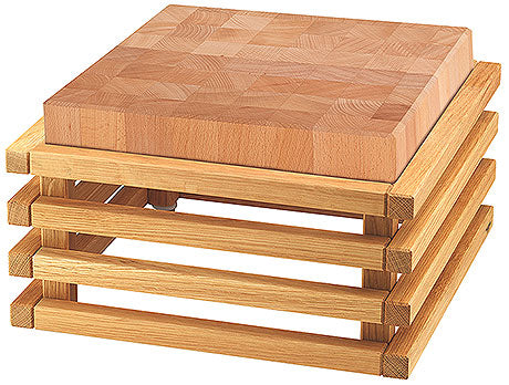 Holz-Schneidebrett auf Holzgestell.