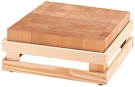 Holz-Schneidebrett auf Holzgestell.