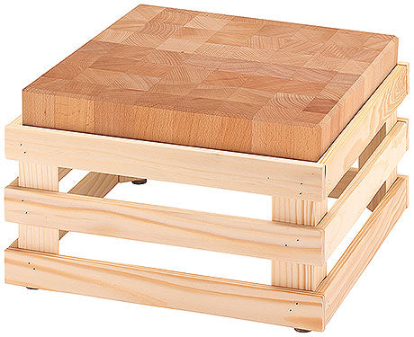 Holz-Schneidebrett auf Holzgestell.