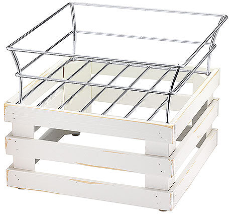 Holzkiste mit Metallkorb oben.