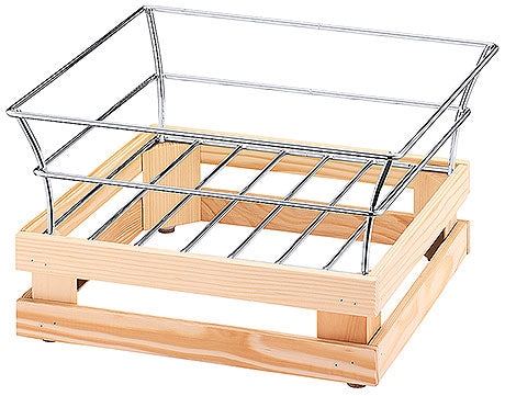 Holzkorb mit Metallgittereinsatz.