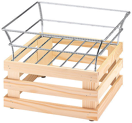 Holzkiste mit Metallkorb oben.