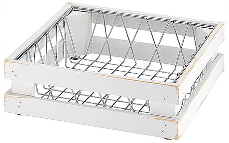 Weißer Holzkorb mit Metallgitter.