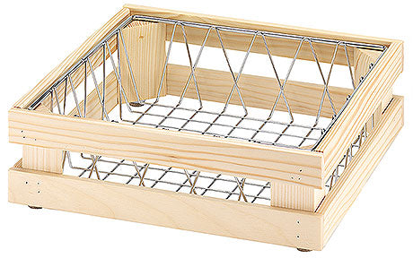 Holzkiste mit Drahtgitterboden.