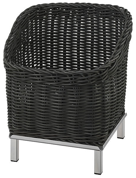 Schwarzer Rattanstuhl mit Metallbeinen.