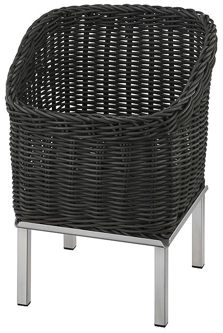 Schwarzer Rattanstuhl mit Metallbeinen.