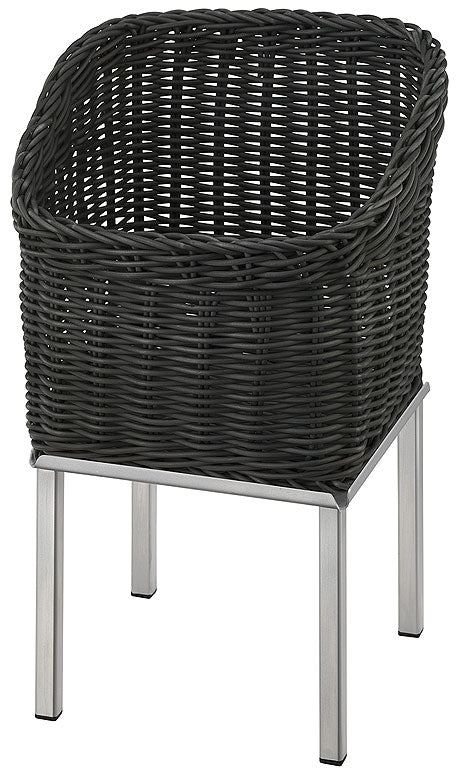 Schwarzer Rattanstuhl mit Metallbeinen.