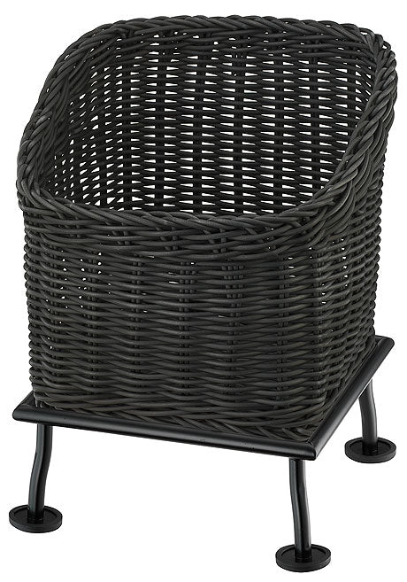 Schwarzer Rattan-Stuhl auf Metallgestell.