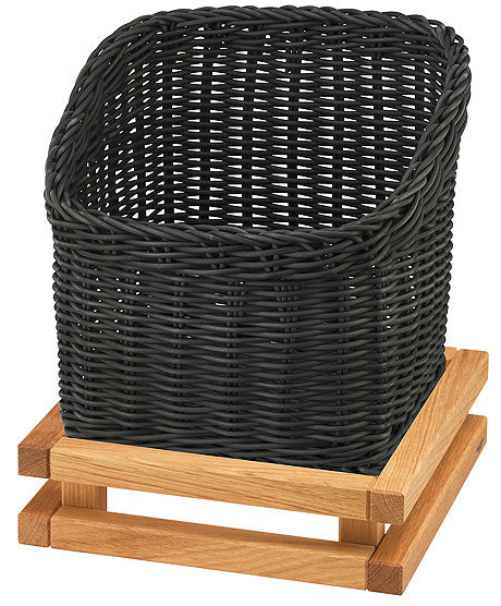 Schwarzer Korb auf Holzgestell.
