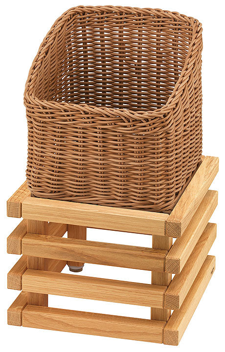 Geflochtener Korb auf Holzgestell.