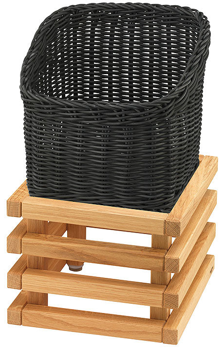 Schwarzer Korb auf Holzgestell.