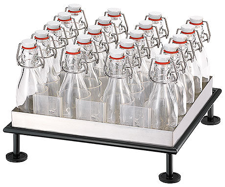 Glasflaschen auf einem Tablett.