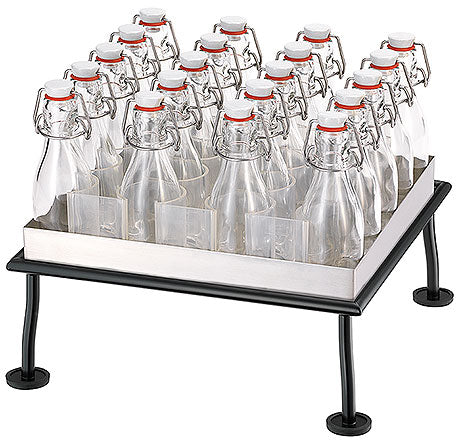 Flaschenhalter mit Glasflaschen.