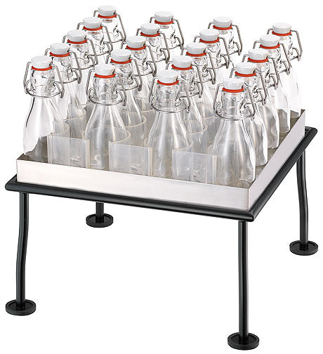 Flaschenhalter mit Glasflaschen.
