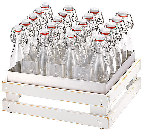 Glasflaschen in Holzkiste gestapelt.