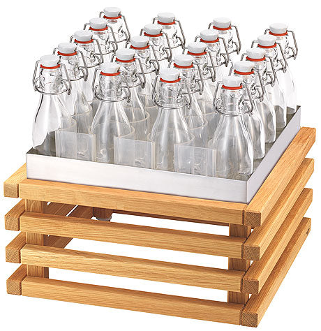 Glasflaschen in Holzständer.