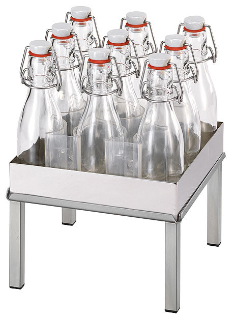 Glasflaschen in Metallständer.