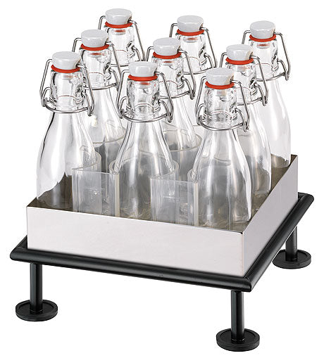 Flaschenhalter mit Glasflaschen.