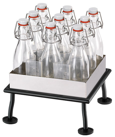 Glasflaschen in Metallgestell.