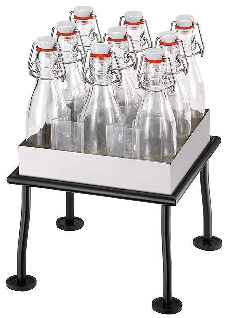 Flaschenhalter mit Glasflaschen.