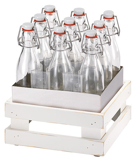 Glasflaschen in Holzkiste gestapelt.