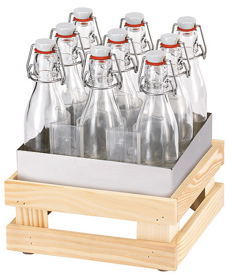 Glasflaschen in Holzkiste, leer.